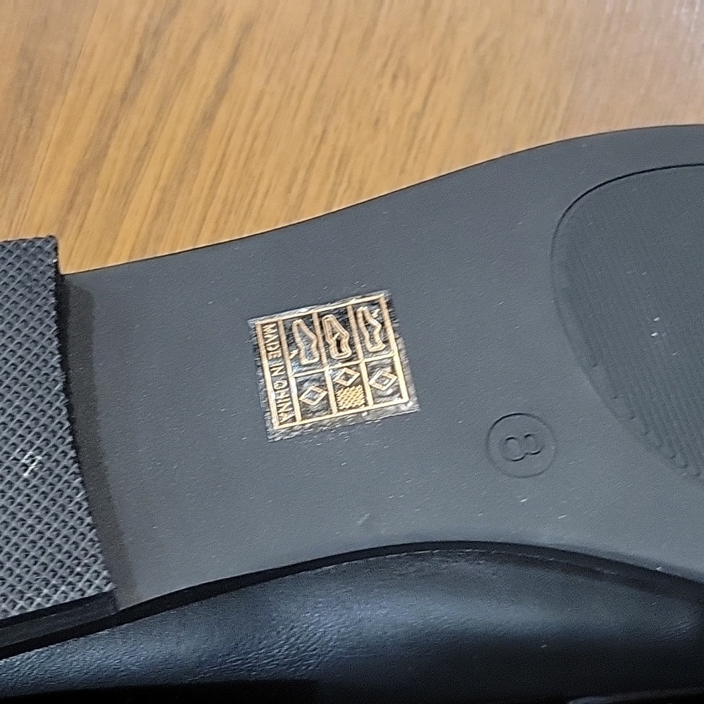 Dream Pairs black vegan leather flat gold trim padded insole rubber sole 8 NEW… - Picture 6 of 7